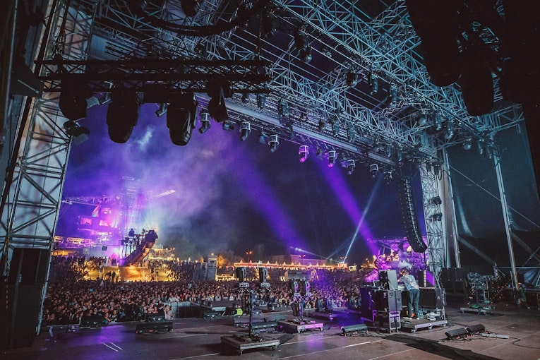 El equipo de NUSSLI construyó varios escenarios y otras estructuras para eventos