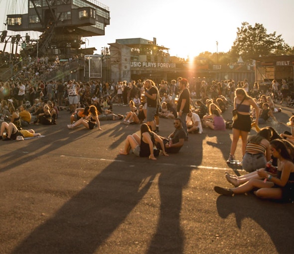 Das NÜSSLI Team errichtete in Ferropolis – der Stadt aus Eisen – verschiedene Eventbauten für die Festivals Splash! und Melt! Das NÜSSLI Team errichtete in Ferropolis – der Stadt aus Eisen – verschiedene Eventbauten für die Festivals Splash! und