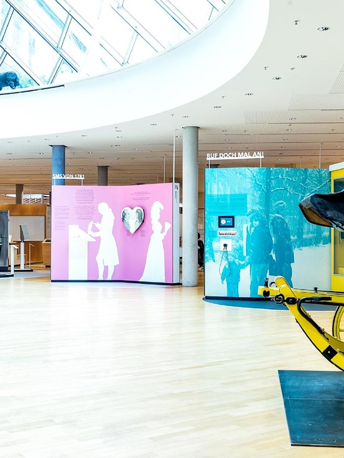 NÜSSLI hat die neue Dauerausstellung im Museum für Kommunikation in Frankfurt baulich umgesetzt. NÜSSLI hat die neue Dauerausstellung im Museum für Kommunikation in Frankfurt baulich umgesetzt.