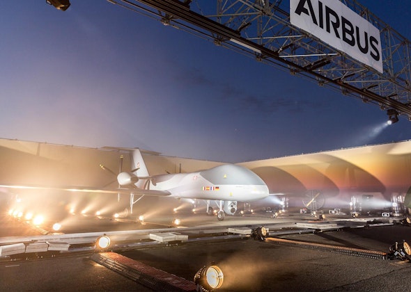 Bild: Für die Inszenierung des MALE RPAS errichtete NÜSSLI eine 32 x 24.5 Meter grosse Sonderkonstruktion in Form eines offenen Hangars. Bild: Für die Inszenierung des MALE RPAS errichtete NÜSSLI eine 32 x 24.5 Meter grosse Sonderkonstruktion in Form eines