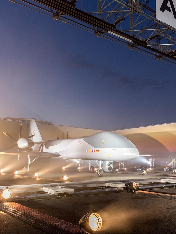 Bild: Für die Inszenierung des MALE RPAS errichtete NÜSSLI eine 32 x 24.5 Meter grosse Sonderkonstruktion in Form eines offenen Hangars. Bild: Für die Inszenierung des MALE RPAS errichtete NÜSSLI eine 32 x 24.5 Meter grosse Sonderkonstruktion in Form eines