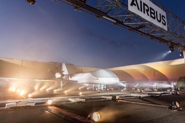 Bild: Für die Inszenierung des MALE RPAS errichtete NÜSSLI eine 32 x 24.5 Meter grosse Sonderkonstruktion in Form eines