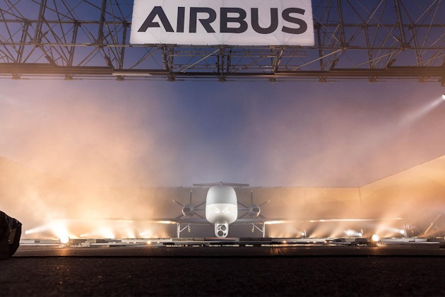 Bild: Für die Inszenierung des MALE RPAS errichtete NÜSSLI eine 32 x 24.5 Meter grosse Sonderkonstruktion in Form eines