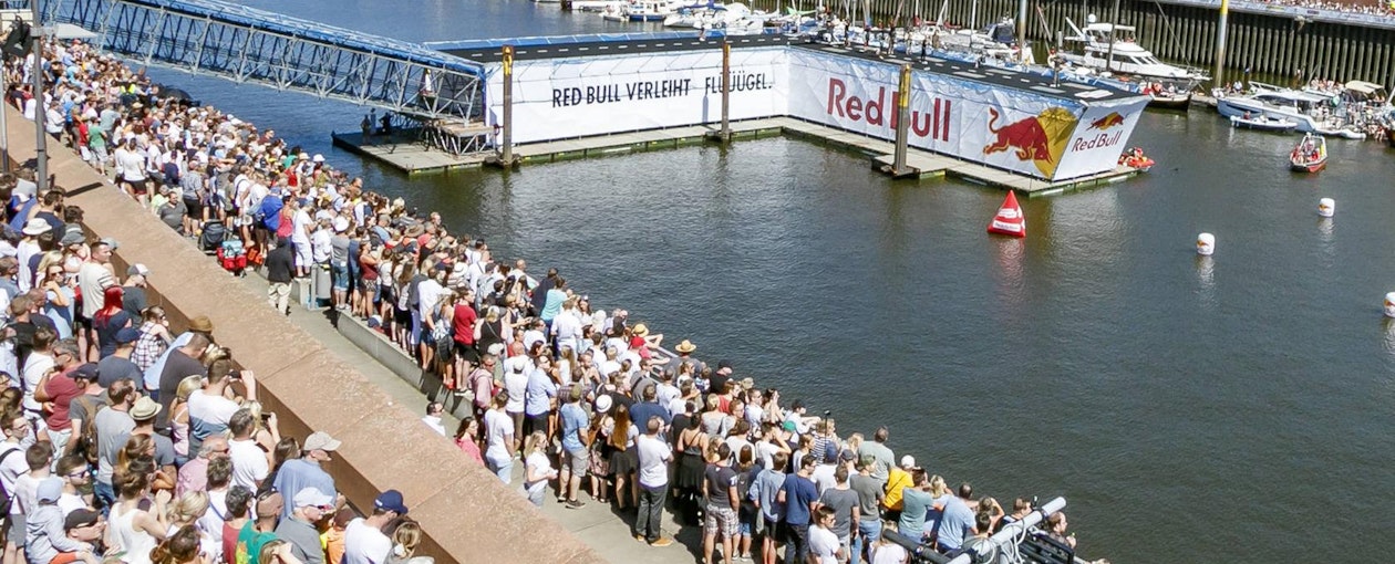 Für die tollkühnen Flieger am Red Bull Flugtag in Bremen errichtete NÜSSLI die Zugangsrampe und schwimmende Startbahn. Für die tollkühnen Flieger am Red Bull Flugtag in Bremen errichtete NÜSSLI die Zugangsrampe und schwimmende Startbahn.