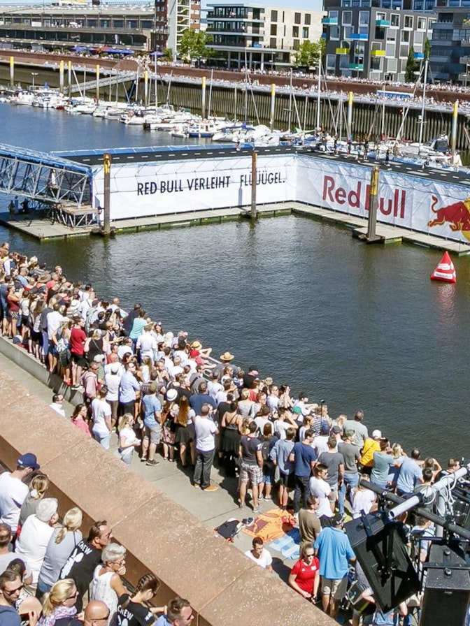 Para la edición de este año del Red Bull Flugtag en Bremen, NUSSLI construyó una plataforma flotante que se unía con un puente móvil de acceso al continente. Para la edición de este año del Red Bull Flugtag en Bremen, NUSSLI construyó una plataforma flotante que se unía con un