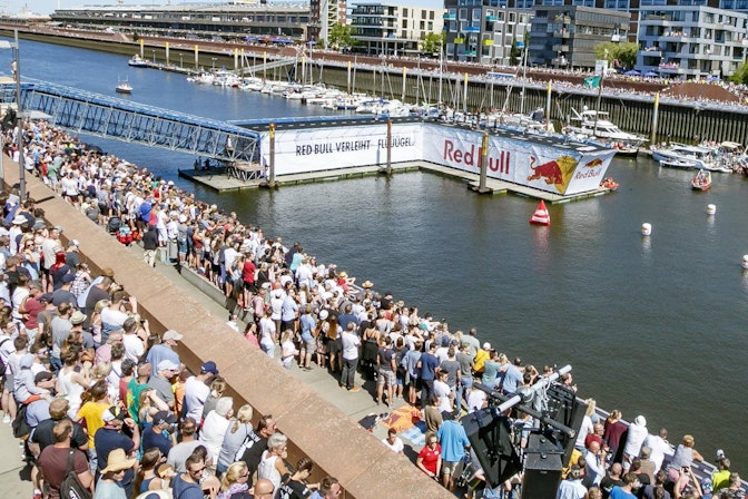 For this year's edition of the Red Bull Flugtag in Bremen, NUSSLI erected a floating platform which was connected to the