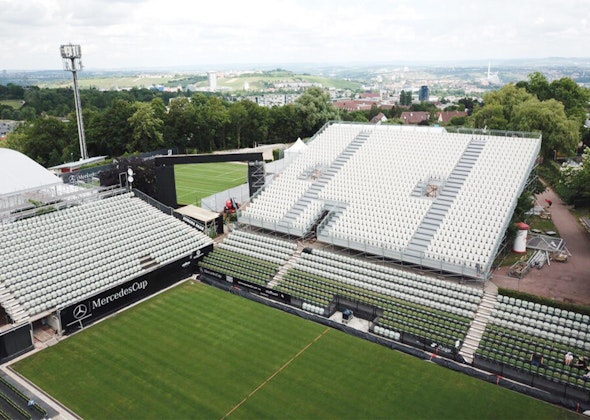 NUSSLI amplió la pista central del club de tenis Weissenhof con una grada premium. NUSSLI amplió la pista central del club de tenis Weissenhof con una grada premium.