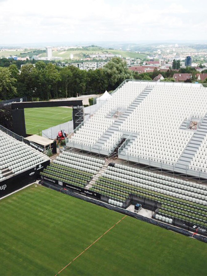 NUSSLI amplió la pista central del club de tenis Weissenhof con una grada premium. NUSSLI amplió la pista central del club de tenis Weissenhof con una grada premium.