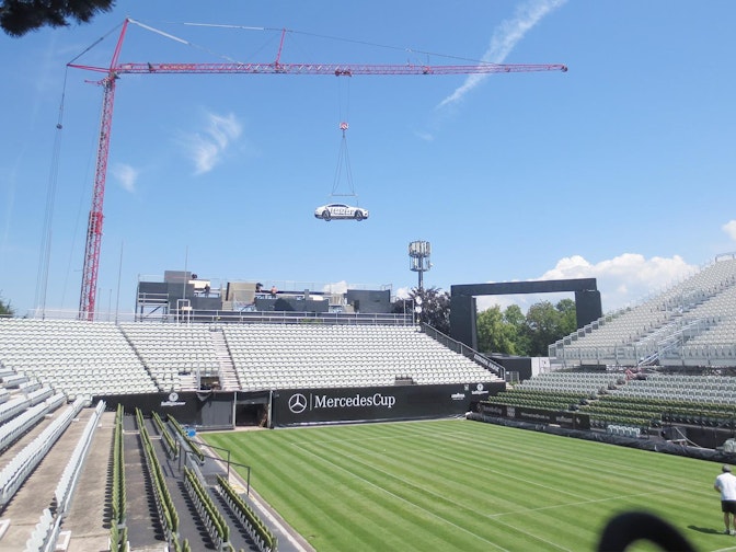 NUSSLI amplió la pista central del club de tenis Weissenhof con una grada premium. NUSSLI amplió la pista central del club de tenis Weissenhof con una grada premium.