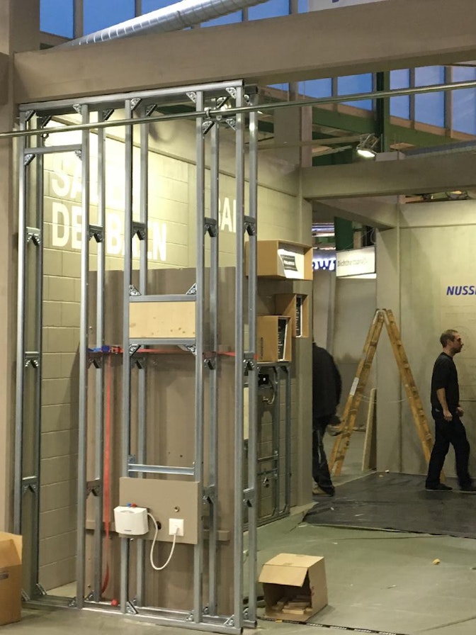 Bild: Detailgetreu präsentierte sich dem Messebesucher ein Wohnhaus im Rohbau; Boden, Wände, Handwerkerutensilien, Geräte und Kabel – alles Grau in Grau. Bild: Detailgetreu präsentiert sich dem Messebesucher ein Wohnhaus im Rohbau; Boden, Wände, Handwerkerutensilien, Geräte