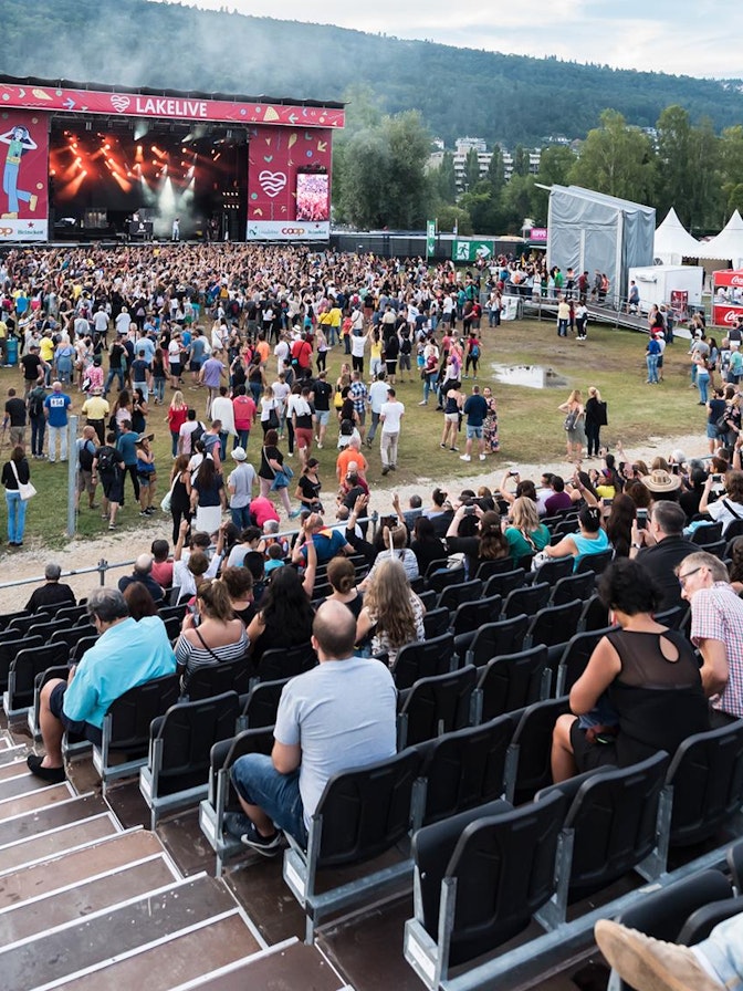 NUSSLI construyó para el festival el escenario de música y una grada doble con plataforma VIP en el medio. NUSSLI construyó para el festival el escenario de música y una grada doble con plataforma VIP en el medio.