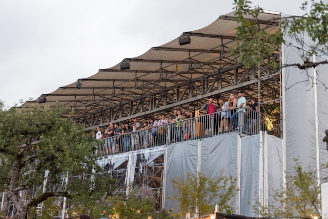 Tribuna NUSSLI con copertura e pubblico al Gurtenfestival 2017