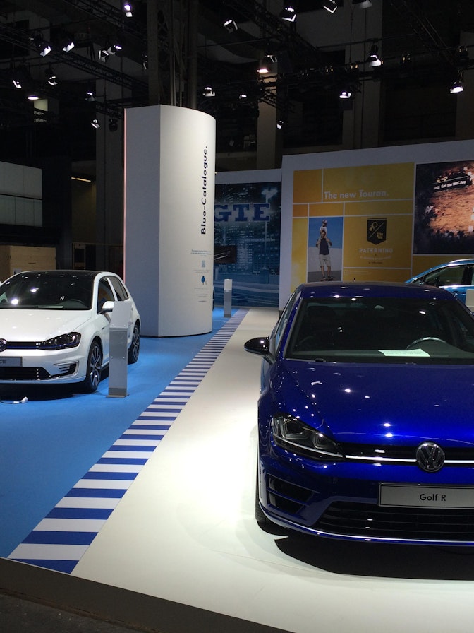 Standbau für VW an der Motor Show in Barcelona, Spanien im Mai 2015.