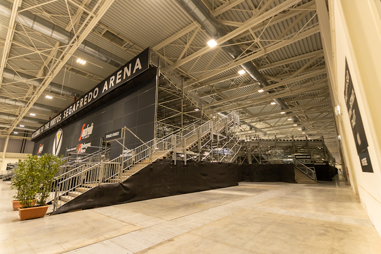 Tribuna NUSSLI con escalera en el Virtus Segafredo Arena Bolonia, vista interior