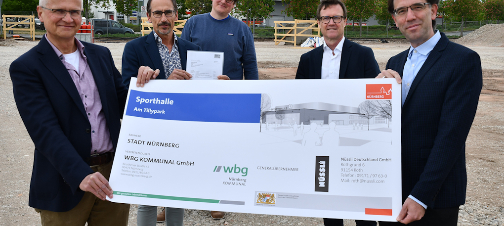 Bei der Übergabe der Baugenehmigung und der Projektpräsentation waren anwesend: (v.l.n.r) Sportbürgermeister Dr. Klemens Gsell, die Geschäftsführer des Generalübernehmers Nüssli (Deutschland) GmbH Bernd Helmstadt und Christian Lehner, der Geschäftsführer der WBG KOMMUNAL Ralf Schekira und Planungs- und Baureferent Daniel F. Ulrich Übergabe der Baugenehmigung Gruppenfoto
