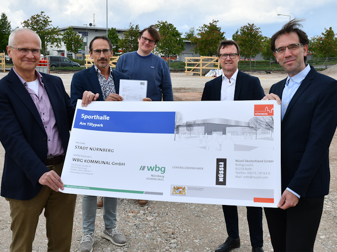 En la entrega del permiso de construcción y la presentación del proyecto estuvieron presen-tes: (de izquierda a derecha) el alcalde para deportes Dr. Klemens Gsell, los directores geren-tes del contratista general Nussli (Deutschland) GmbH Bernd Helmstadt y Christian Lehner, el director gerente de WBG KOMMUNAL Ralf Schekira y el jefe de planificación y construcción Daniel F. Ulrich En la entrega del permiso de construcción y la presentación del proyecto estuvieron presentes