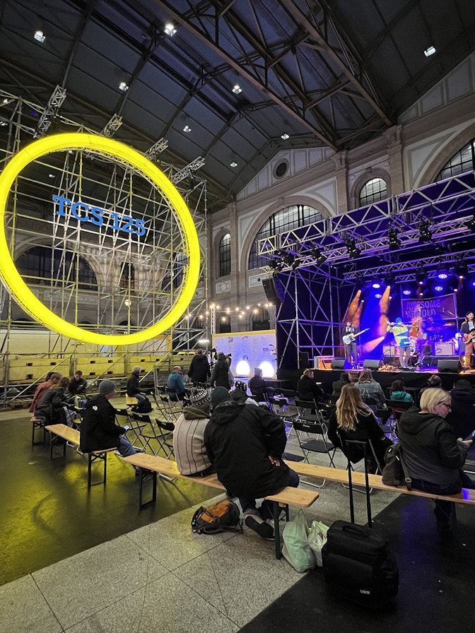 NUSSLI realizó el aro luminoso y el escenario, y se encargó de la logística y la dirección de la construcción. NUSSLI realizó el aro luminoso y el escenario, y se encargó de la logística y la dirección de la construcción.