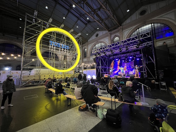 NUSSLI realizó el aro luminoso y el escenario, y se encargó de la logística y la dirección de la construcción.