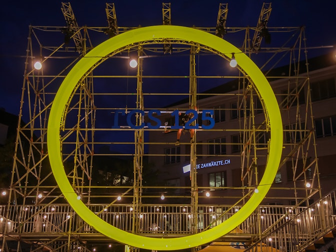 NUSSLI realizó el aro luminoso y el escenario, y se encargó de la logística y la dirección de la construcción. NUSSLI realizó el aro luminoso y el escenario, y se encargó de la logística y la dirección de la construcción.