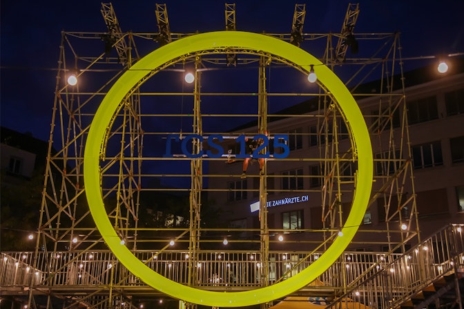 NUSSLI realizó el aro luminoso y el escenario, y se encargó de la logística y la dirección de la construcción.