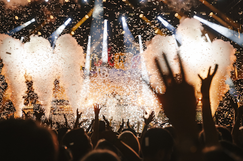 Publikum mit erhobenen Händen vor der Bühne beim Stars in Town Schaffhausen, Konfetti und Pyroeffekte