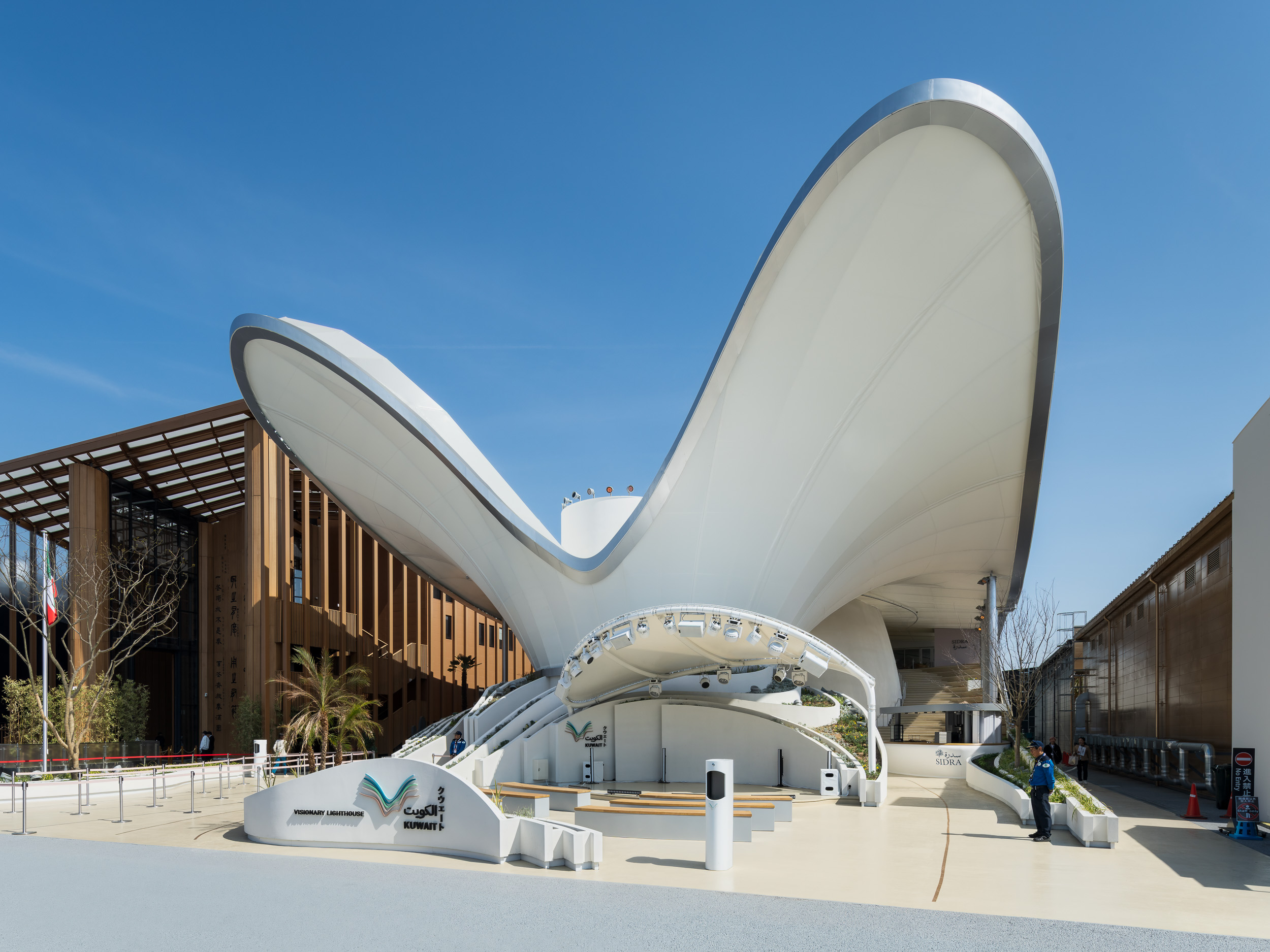 Pabellón de Kuwait con una estructura de techo blanca y curvada en la Expo 2025 de Osaka