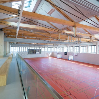 Bauliche Umsetzung der Achtfach-Sporthalle in Monheim am Rhein Obere Sportfläche in der Achtfach-Sporthalle in Monheim am Rhein