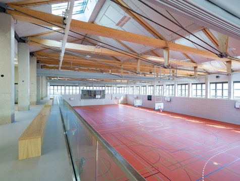 Bauliche Umsetzung der Achtfach-Sporthalle in Monheim am Rhein Obere Sportfläche in der Achtfach-Sporthalle in Monheim am Rhein