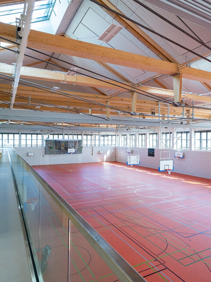 Bauliche Umsetzung der Achtfach-Sporthalle in Monheim am Rhein Obere Sportfläche in der Achtfach-Sporthalle in Monheim am Rhein