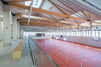 Obere Sportfläche in der Achtfach-Sporthalle in Monheim am Rhein