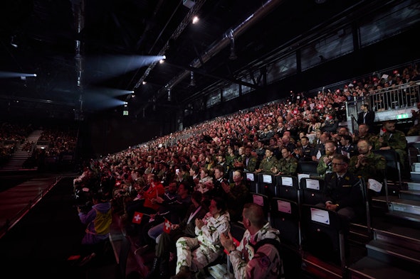 Tribuna NÜSSLI gremita e decorata con bandiere svizzere in occasione dei 5° Giochi mondiali militari invernali a Lucerna