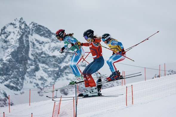 Tre sciatrici in una gara testa a testa nello skicross dei Campionati mondiali di freestyle FIS a St. Moritz
