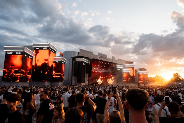 Palco principale dell'Openair Frauenfeld al tramonto con folla numerosa e schermi LED accesi