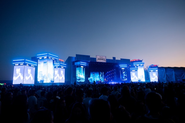 Scène principale de l'Openair Frauenfeld de nuit avec écrans LED et public au premier plan.