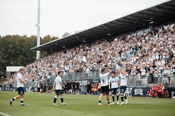Tribuna NÜSSLI gremita durante la partita di calcio allo stadio provvisorio dell’AGF di Aarhus