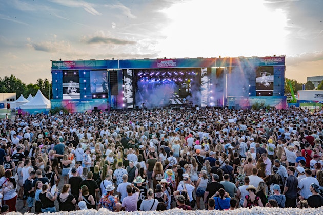 Grande foule devant la scène principale NUSSLI au Festivalsommer de Nuremberg au coucher du soleil.