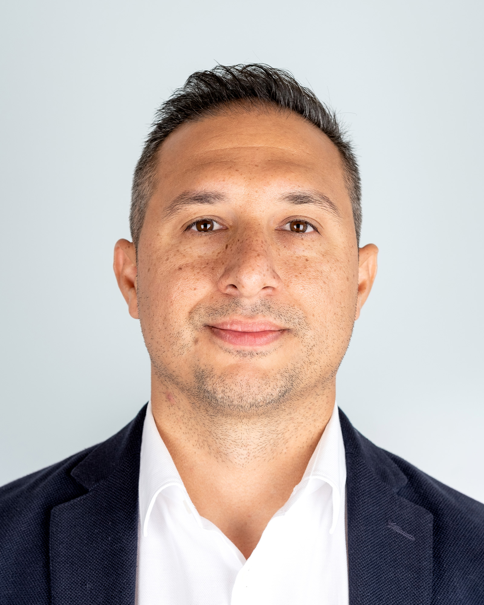 Ritratto di Gökhan Yilmaz, direttore della divisione Expo del gruppo NÜSSLI, esperto di padiglioni Expo, esposizioni universali e architettura temporanea nell'ambito dell'allestimento di fiere ed eventi internazionali