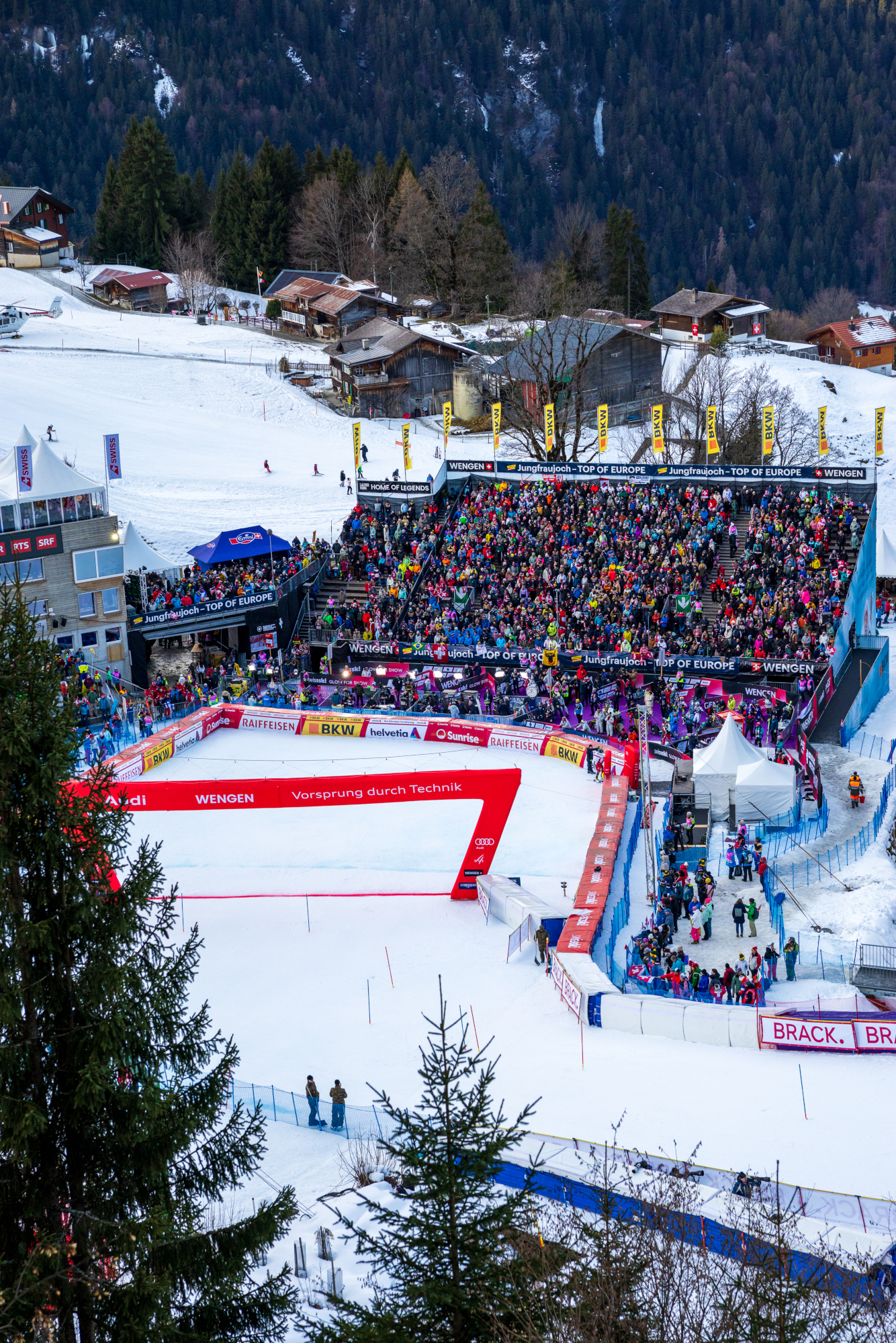 Spectators were able to enjoy an exciting race in Wengen from the NUSSLI finish line grandstand.