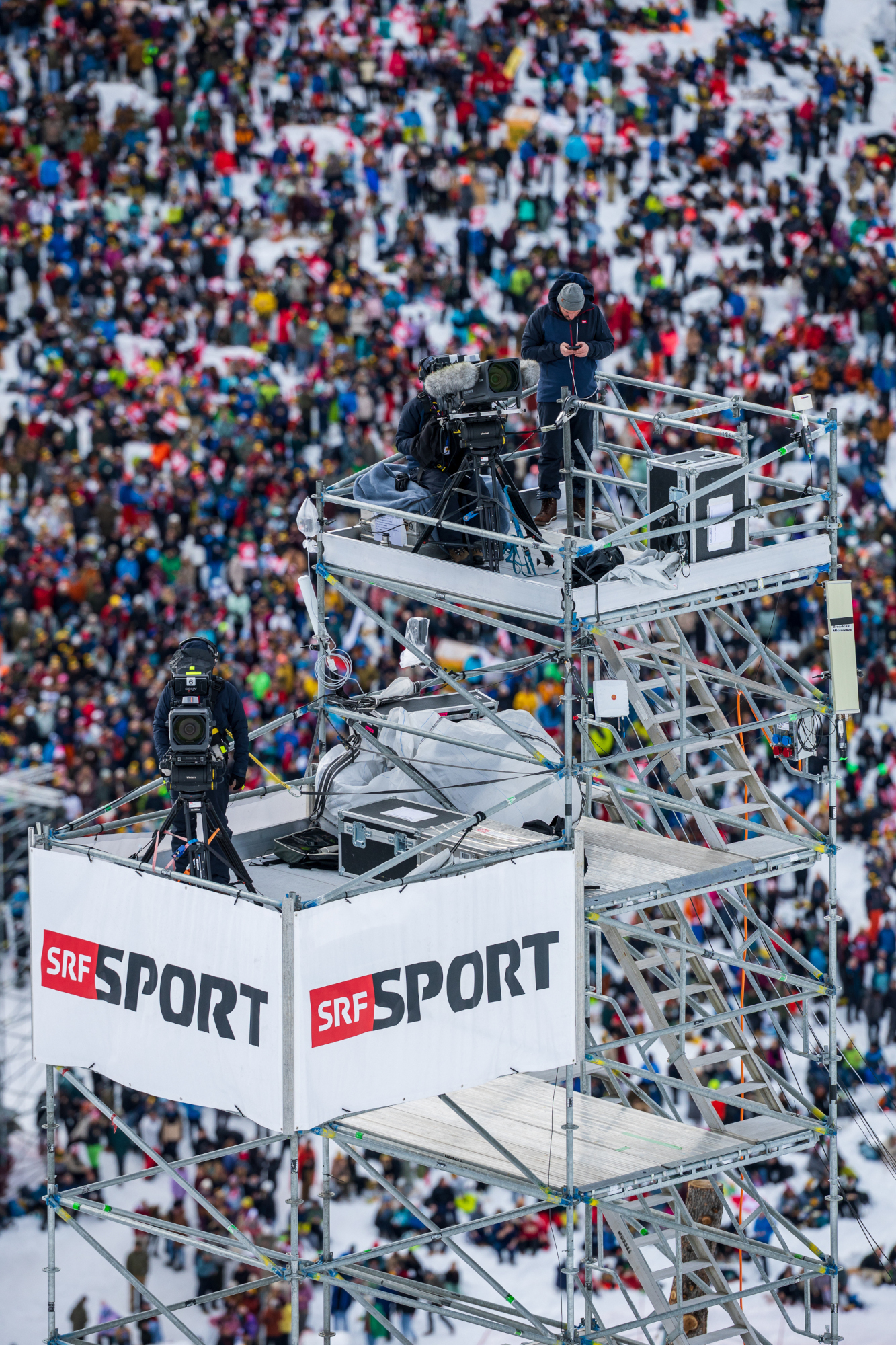 Dalle imponenti torri NUSSLI vengono trasmesse in diretta in tutto il mondo immagini mozzafiato della gara del Lauberhorn.