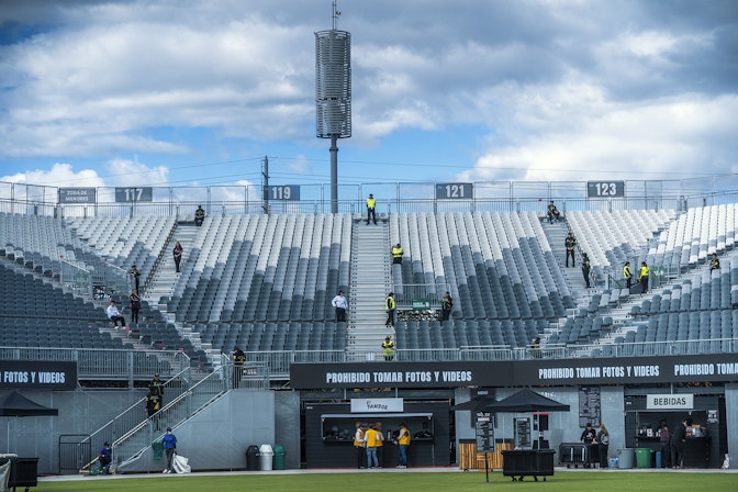 Das Bild zeigt einen Ausschnitt der neuen Konzertarena in Bogota, worauf die NÜSSLI-Tribünen zu sehen sind.