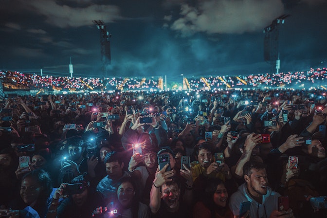 The excited crowd is celebrating the new concert arena in Bogotá, built by NUSSLI.
