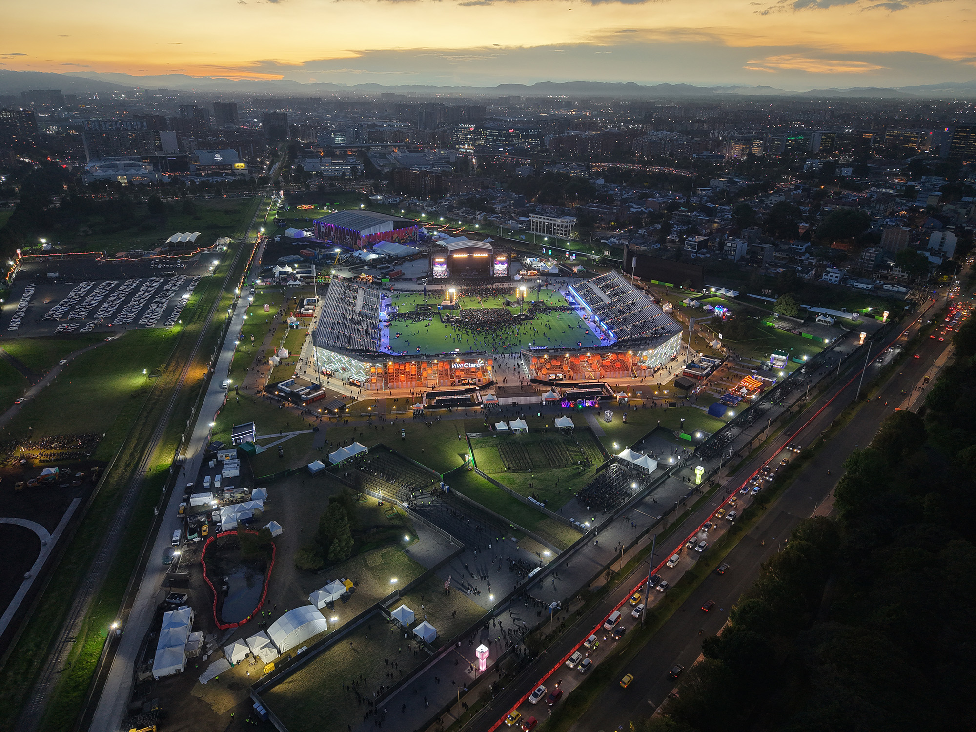The image shows a bird's-eye view of the massive concert arena with its stands and stage, as captured by NUSSLI.