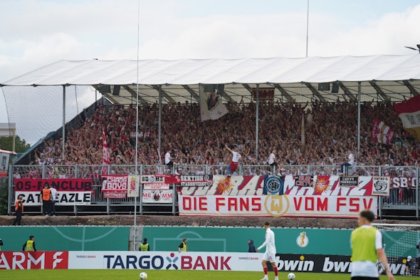 Temporäre Tribüne mit Fans im Fussballstadion des SV Elversberg während eines Spiels