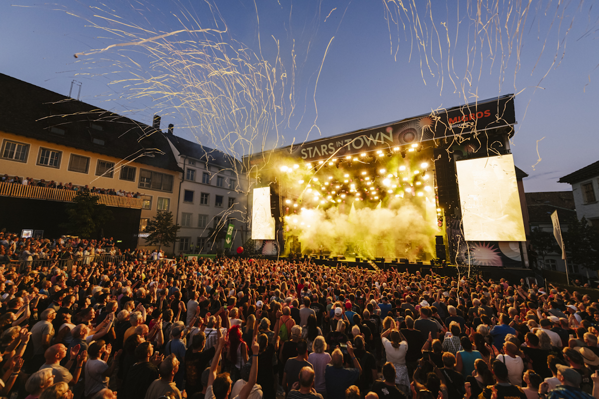 Stage Construction and Event Structures for Stars in Town