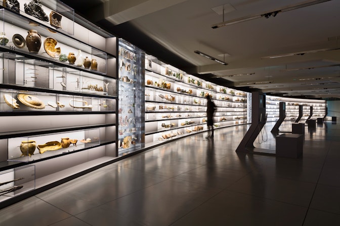 Custom-designed structures for permanent and temporary exhibitions