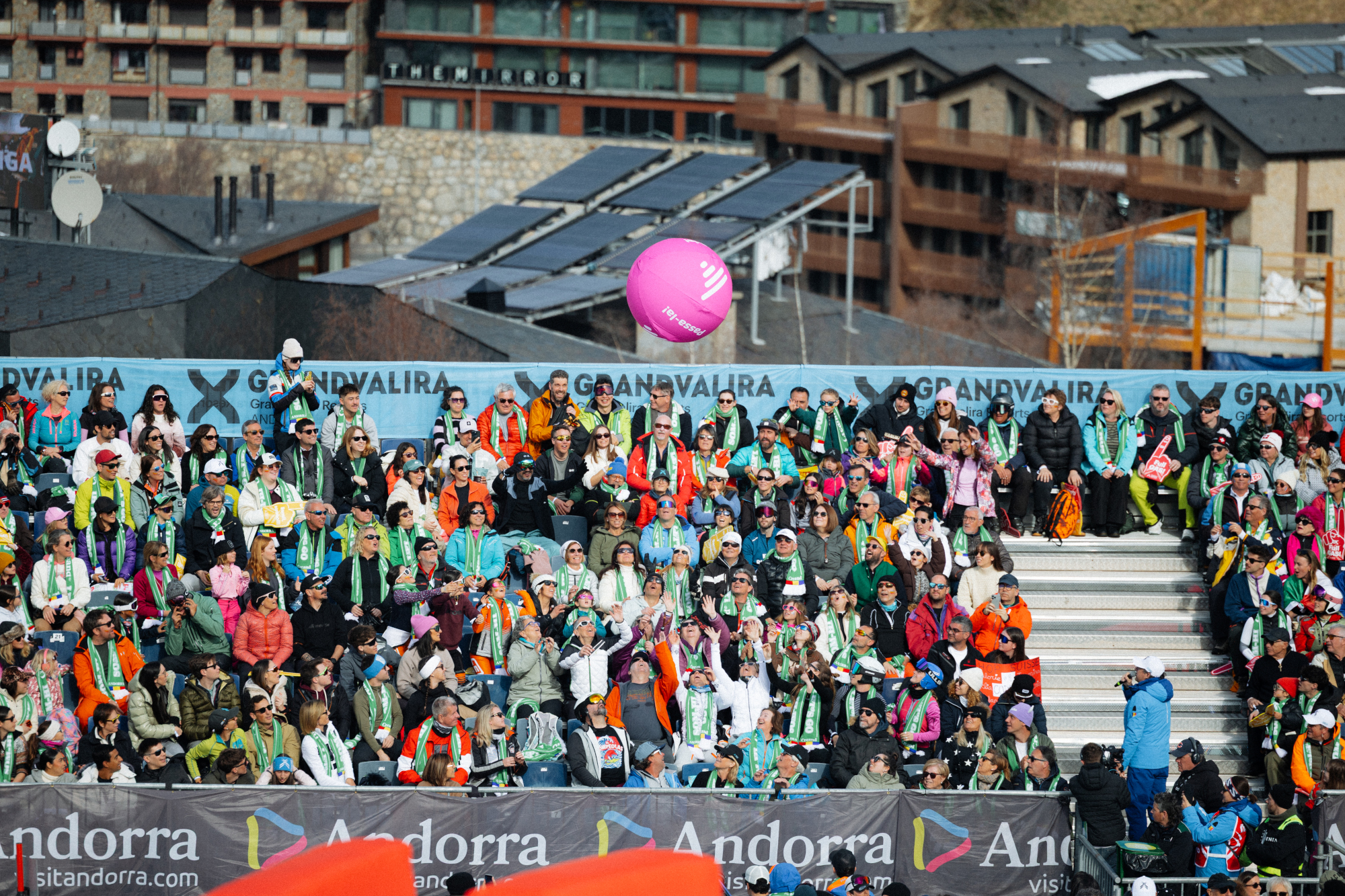 Jedes Jahr errichtet NÜSSLI temporäre Bauten für den Ski-Weltcup in Andorra. Die Tribüne bietet einen optimalen Blick auf das Renngeschehen.