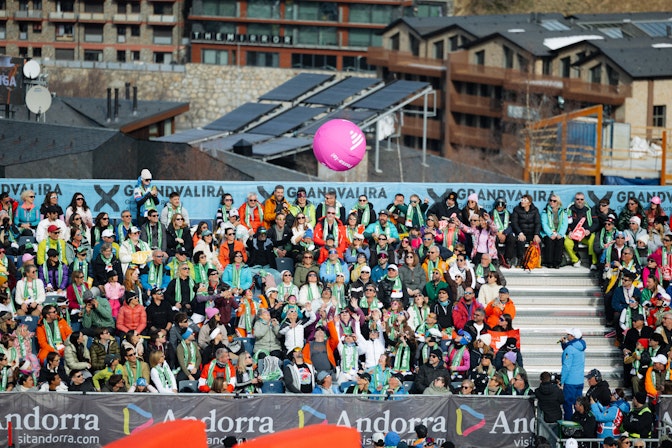 Every year, NUSSLI erects temporary structures for the Ski World Cup in Andorra. The grandstand offers a perfect view of the race action.