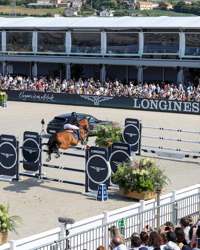 High-quality event structures such as platform systems or hospitality areas.