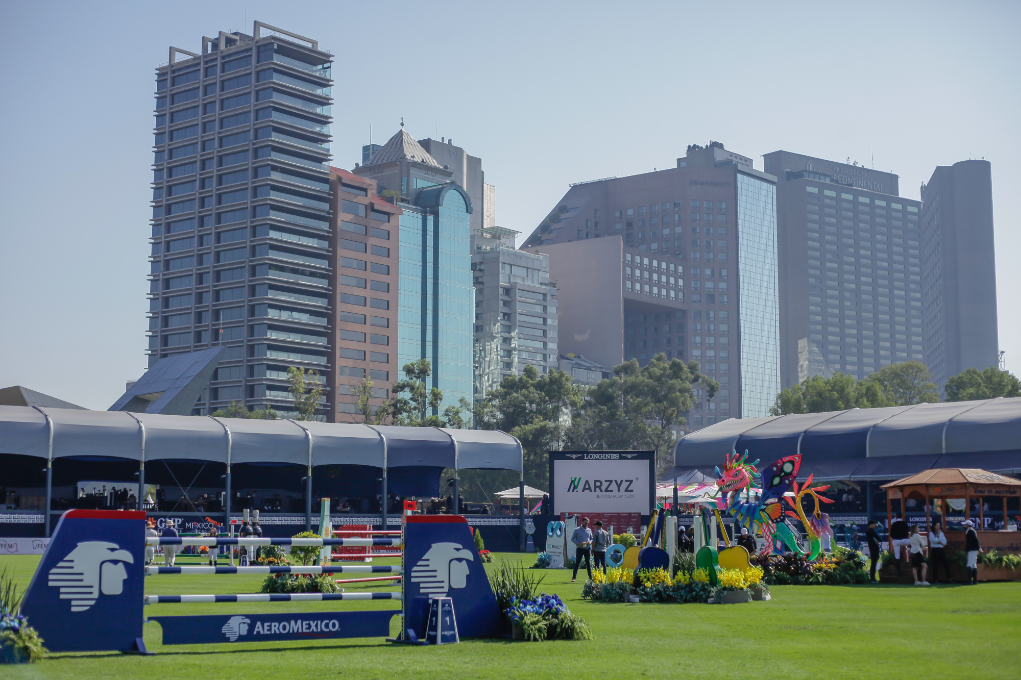 For the competition in Mexico City, a comprehensive solution was delivered, consisting of over 4,000 m² of temporary event space, cladding, platform systems, and functional areas.