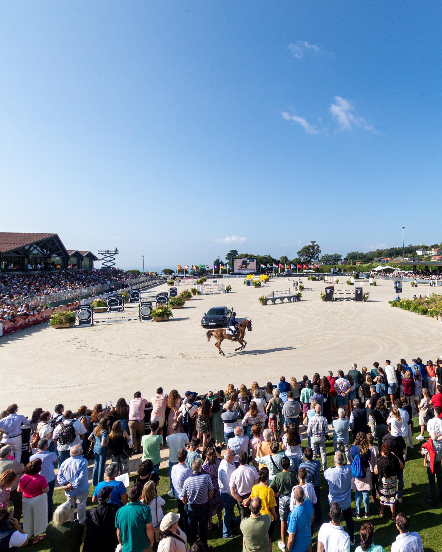 Temporäre Tribünen- und Plattformlösungen für optimale Sichtachsen